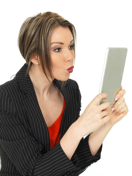 Jonge zakenvrouw houden een Tablet — Stockfoto