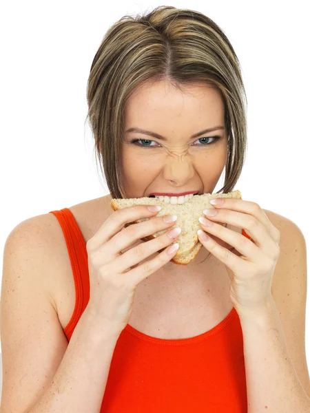 Jonge vrouw eten een zalm en komkommer bruin brood Sandwich — Stockfoto