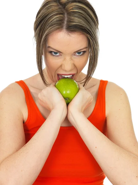 Mujer joven sosteniendo una manzana verde madura fresca —  Fotos de Stock