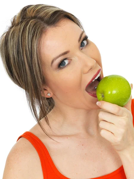 Молодая женщина держит свежее спелое зеленое яблоко — стоковое фото
