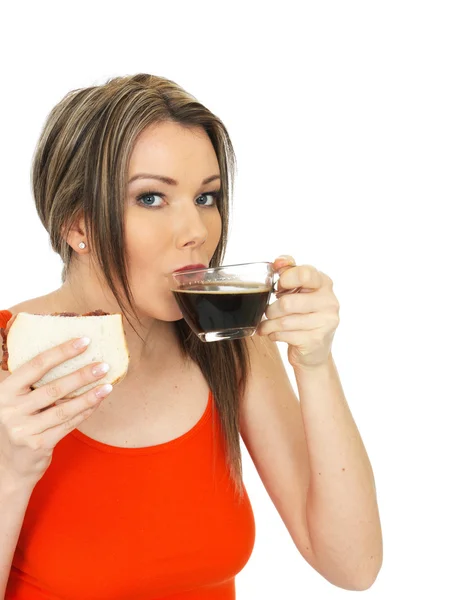 Jeune femme avec un café noir et un sandwich au bacon — Photo