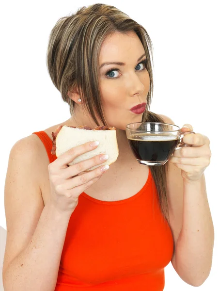 Young Woman With a Black Coffee and Bacon Sandwich — Stock Photo, Image