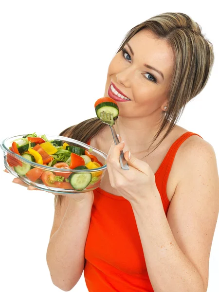 Mujer joven comiendo una ensalada de jardín fresco — Foto de Stock