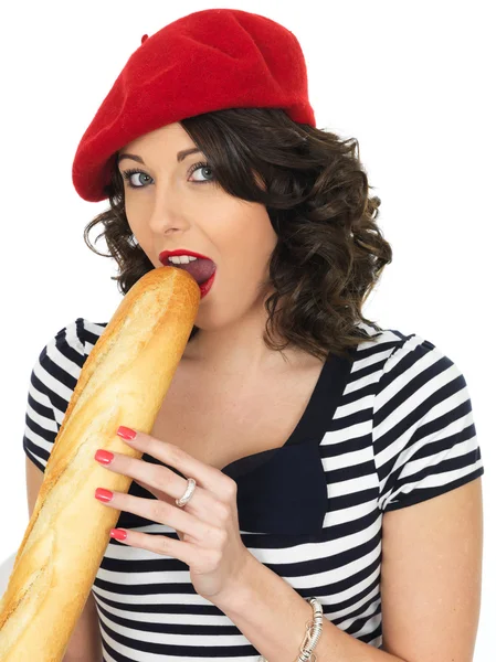 フランスの棒パンを食べて魅力的な若い女性 — ストック写真