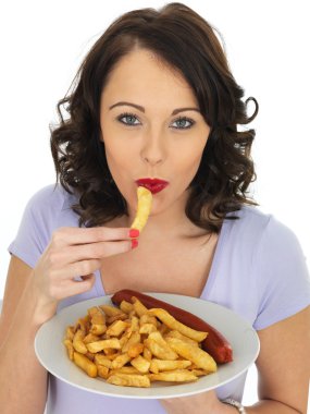 Sosis ve patates kızartması yiyen genç kadın