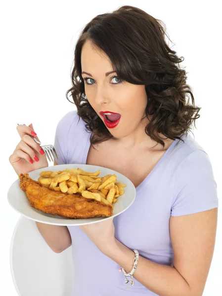 Jeune femme mangeant du poisson traditionnel et des chips — Photo