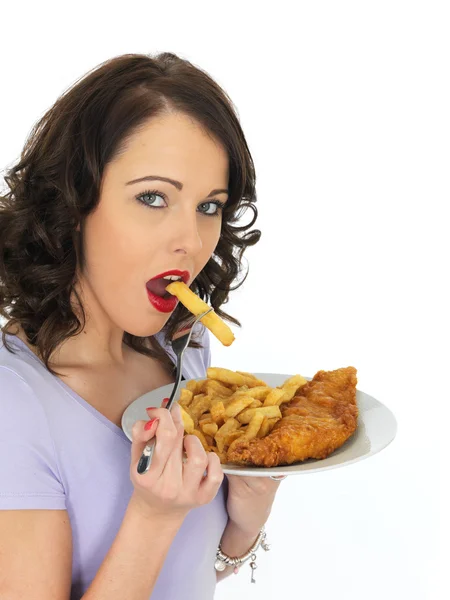 Jovem mulher comendo tradicional peixe e batatas fritas — Fotografia de Stock