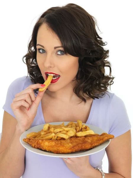 Mladá žena jíst tradiční Fish and Chips — Stock fotografie