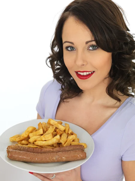 Mulher jovem comendo salsichas e batatas fritas Jumbo — Fotografia de Stock