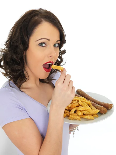 Mladá žena jíst obří klobásy, hranolky — Stock fotografie