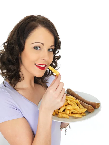 Giovane donna mangiare salsicce Jumbo e patatine fritte — Foto Stock