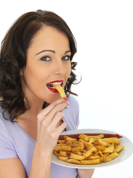 Mujer joven comiendo Saveloy y patatas fritas — Foto de Stock