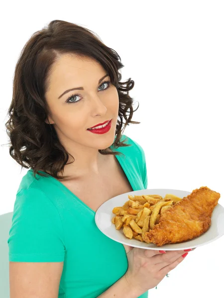 Jovem mulher comendo tradicional peixe e batatas fritas — Fotografia de Stock