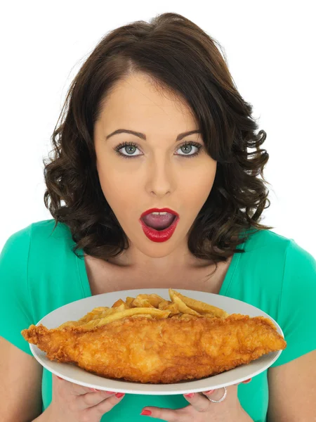 Mladá žena jíst tradiční Fish and Chips — Stock fotografie