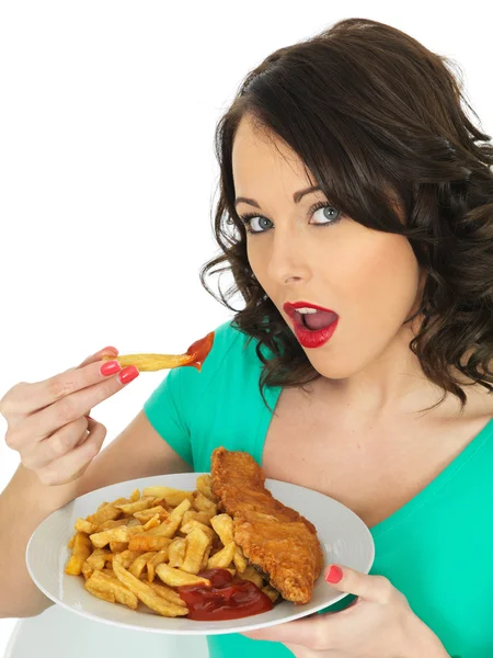 Jovem mulher comendo tradicional peixe e batatas fritas — Fotografia de Stock