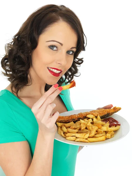 Jovem mulher comendo tradicional peixe e batatas fritas — Fotografia de Stock