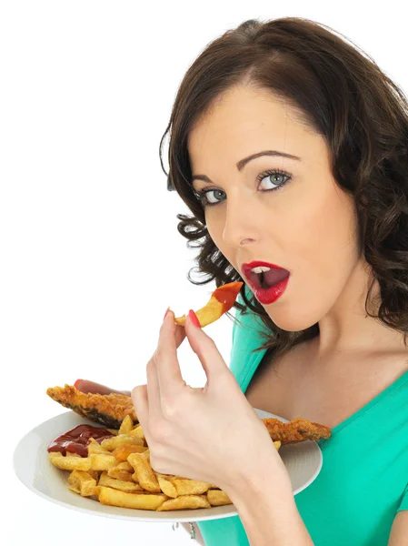 Jovem mulher comendo tradicional peixe e batatas fritas — Fotografia de Stock