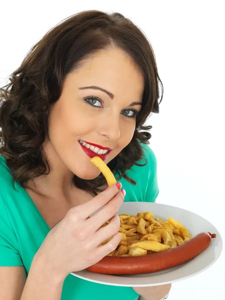 Jovem mulher comendo salsicha e batatas fritas Saveloy — Fotografia de Stock