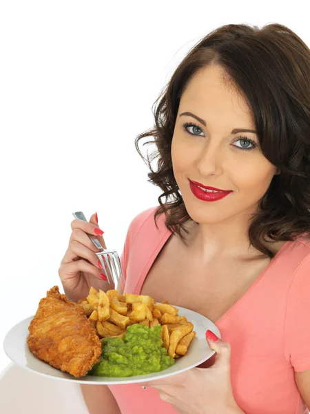 Jovem mulher comer peixe e batatas fritas com ervilhas Mushy — Fotografia de Stock