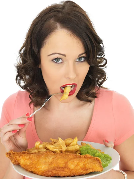 Jovem mulher comer peixe e batatas fritas com ervilhas Mushy — Fotografia de Stock