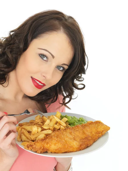 Mujer joven comiendo pescado y patatas fritas con guisantes — Foto de Stock