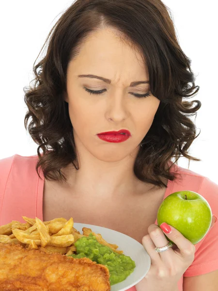 Ung kvinna äta Fish and Chips med mosig ärter — Stockfoto