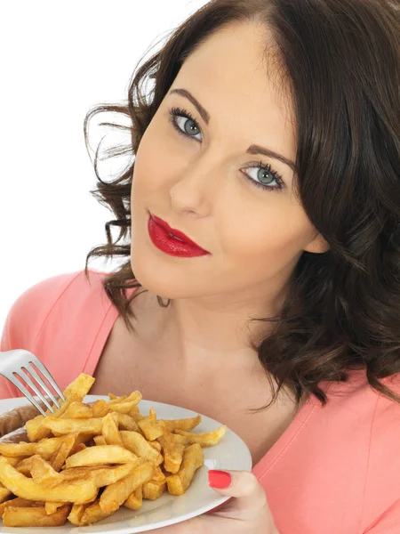 Ung kvinna äta Jumbo korv och Chips — Stockfoto