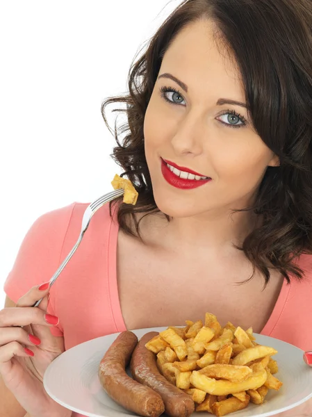 Mujer joven comiendo salchichas y patatas fritas Jumbo — Foto de Stock