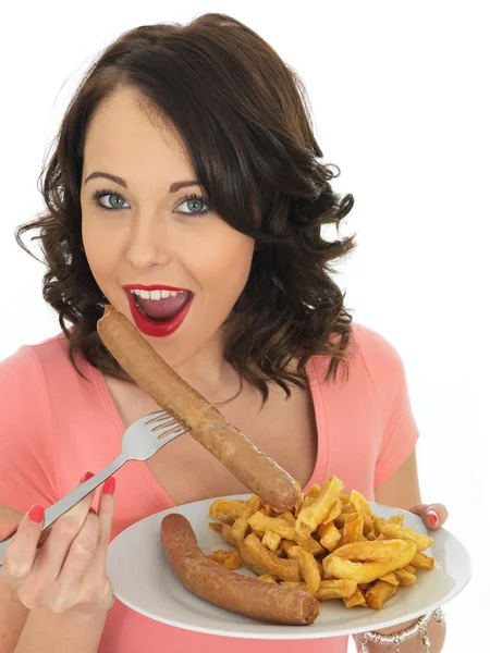 Jovem mulher comendo salsicha Jumbo e batatas fritas — Fotografia de Stock