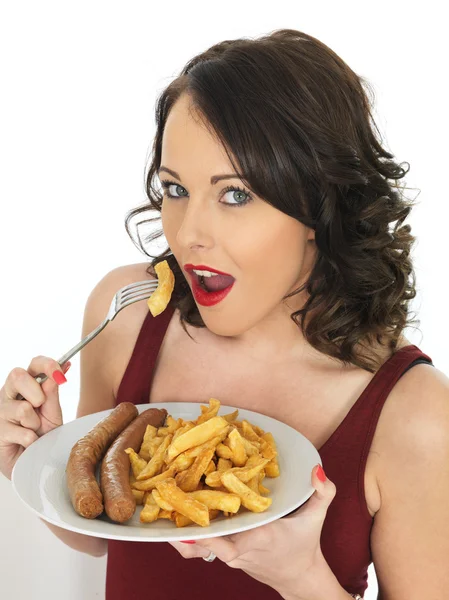 Jovem mulher comendo salsicha Jumbo e batatas fritas — Fotografia de Stock