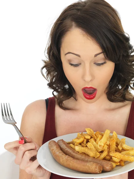 Jovem mulher comendo salsicha Jumbo e batatas fritas — Fotografia de Stock