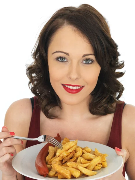 Mulher jovem comendo salsicha Saveloy com batatas fritas — Fotografia de Stock