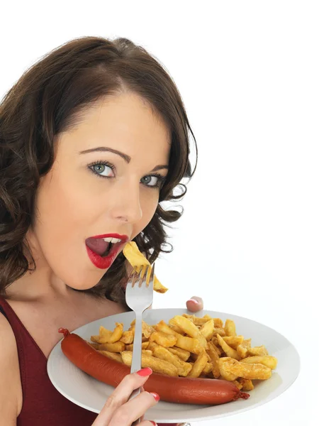 Mujer joven comiendo salchicha Saveloy con patatas fritas — Foto de Stock