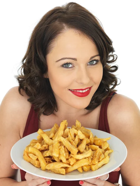 Jonge vrouw een grote plaat van gebakken Chips eten — Stockfoto