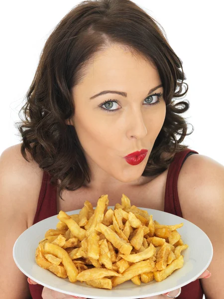 Jeune femme mangeant une grande assiette de chips frites — Photo