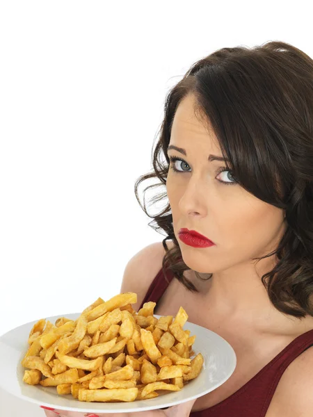 Junge Frau isst einen großen Teller frittierte Chips — Stockfoto