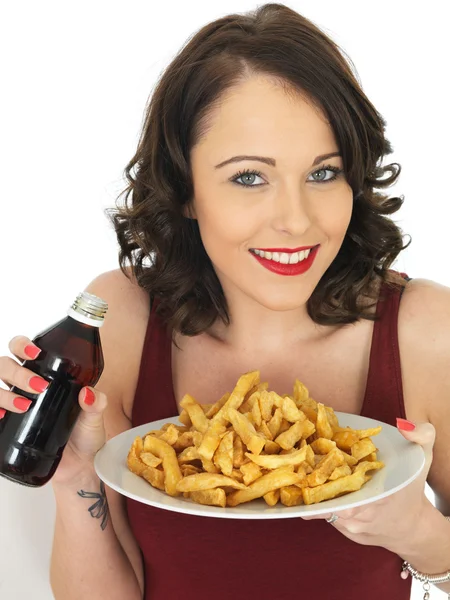 Jeune femme mangeant une grande assiette de chips frites — Photo