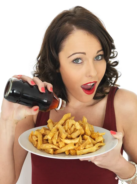 Mladá žena jíst velké desky smažené hranolky — Stock fotografie