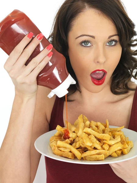 Молодая женщина ест большую тарелку жареных чипсов — стоковое фото
