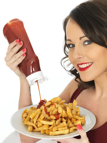 Jeune femme mangeant une grande assiette de chips frites — Photo