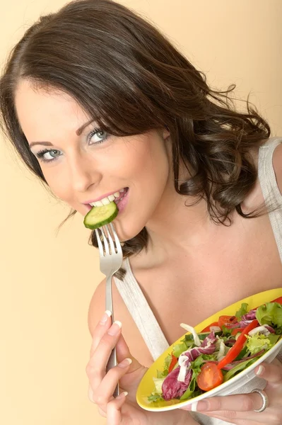 Jovem mulher comendo uma salada fresca — Fotografia de Stock