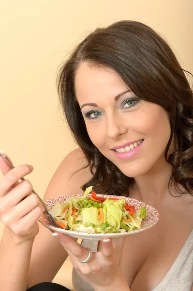 Giovane donna che mangia un'insalata fresca — Foto Stock