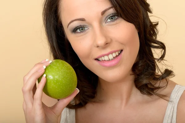 Mujer joven sosteniendo una manzana jugosa — Foto de Stock