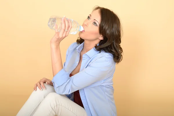 Bella triste depresso e arrabbiato giovane donna seduta — Foto Stock