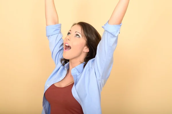 Jovem mulher feliz atraente sentada no chão vestindo um azul — Fotografia de Stock