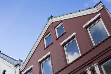 Mavi gökyüzü eski şehir St builing Windows yansıtan ile boyalı