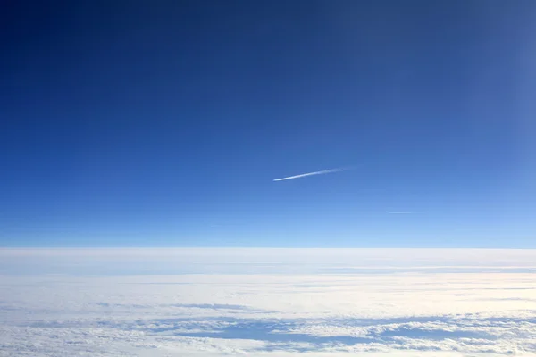 High Altitude Aircraft Lonely Vapour Trail — Stock Photo, Image