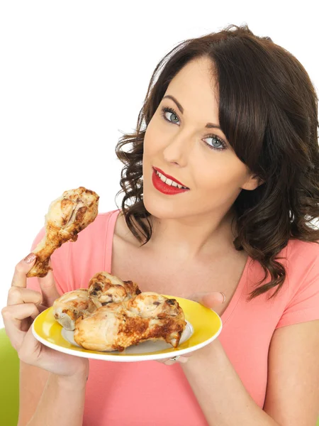 Jovem mulher comer frio cozido frango pernas — Fotografia de Stock