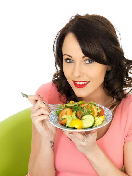 Jovem mulher comendo uma salada mista saudável — Fotografia de Stock