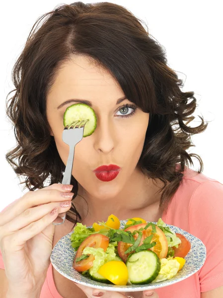 Mujer joven comiendo una ensalada mixta saludable —  Fotos de Stock